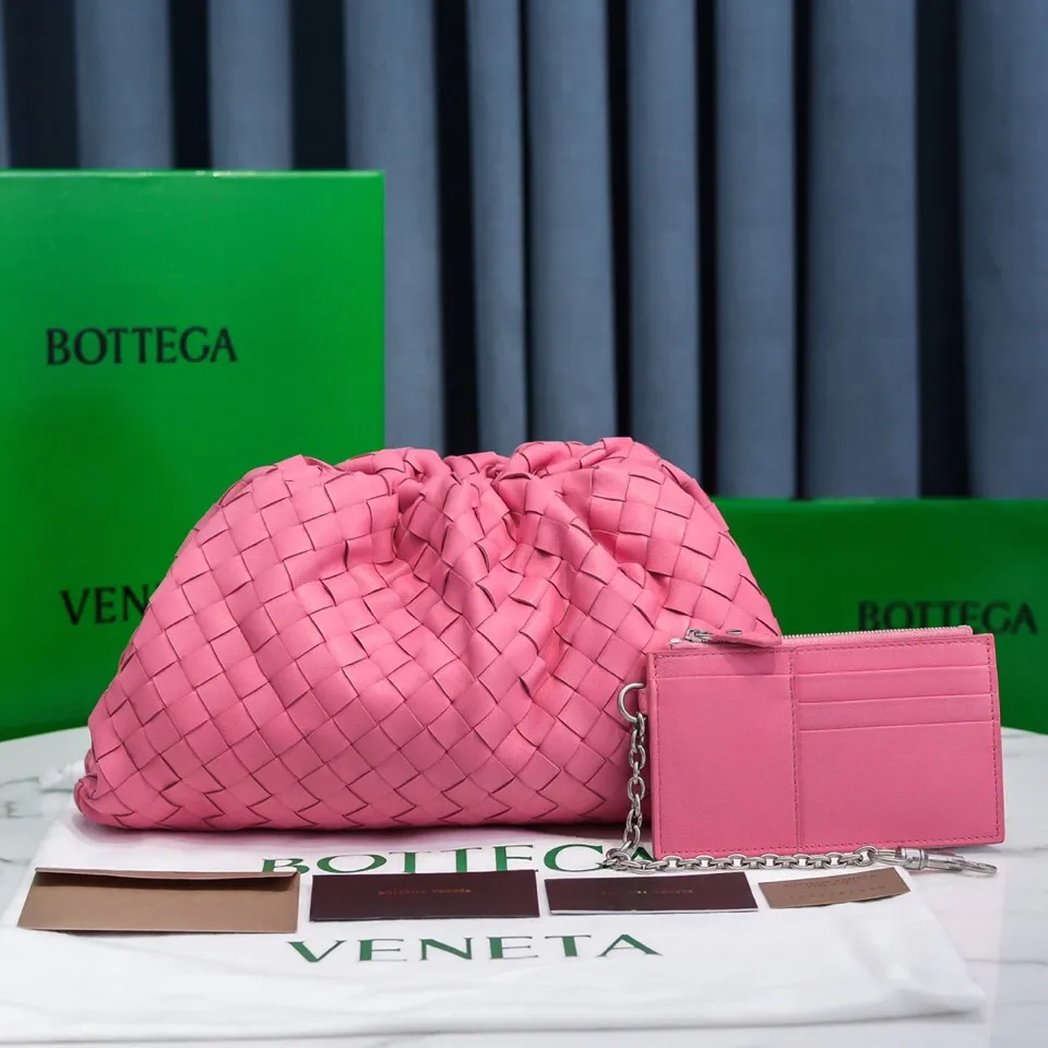 🔥🔥The counterattack of the popular Bottega Veneta started with this series of cloud bags, which went viral in the fashion circle and started a craze! Out of stock, out of stock, out of stock... One piece is hard to find, super hard to buy, regardless of age, season, or occasion. Very classy. Really, if you carry this on the road, it will turn heads! This is also the reason why this series is so expensive. Large size: 38*20*8.5cm [Big clouds and large grid weaving]
